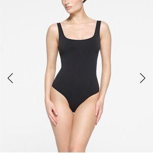 ESSENTIAL SCOOP NECK BODYSUIT
ONYX